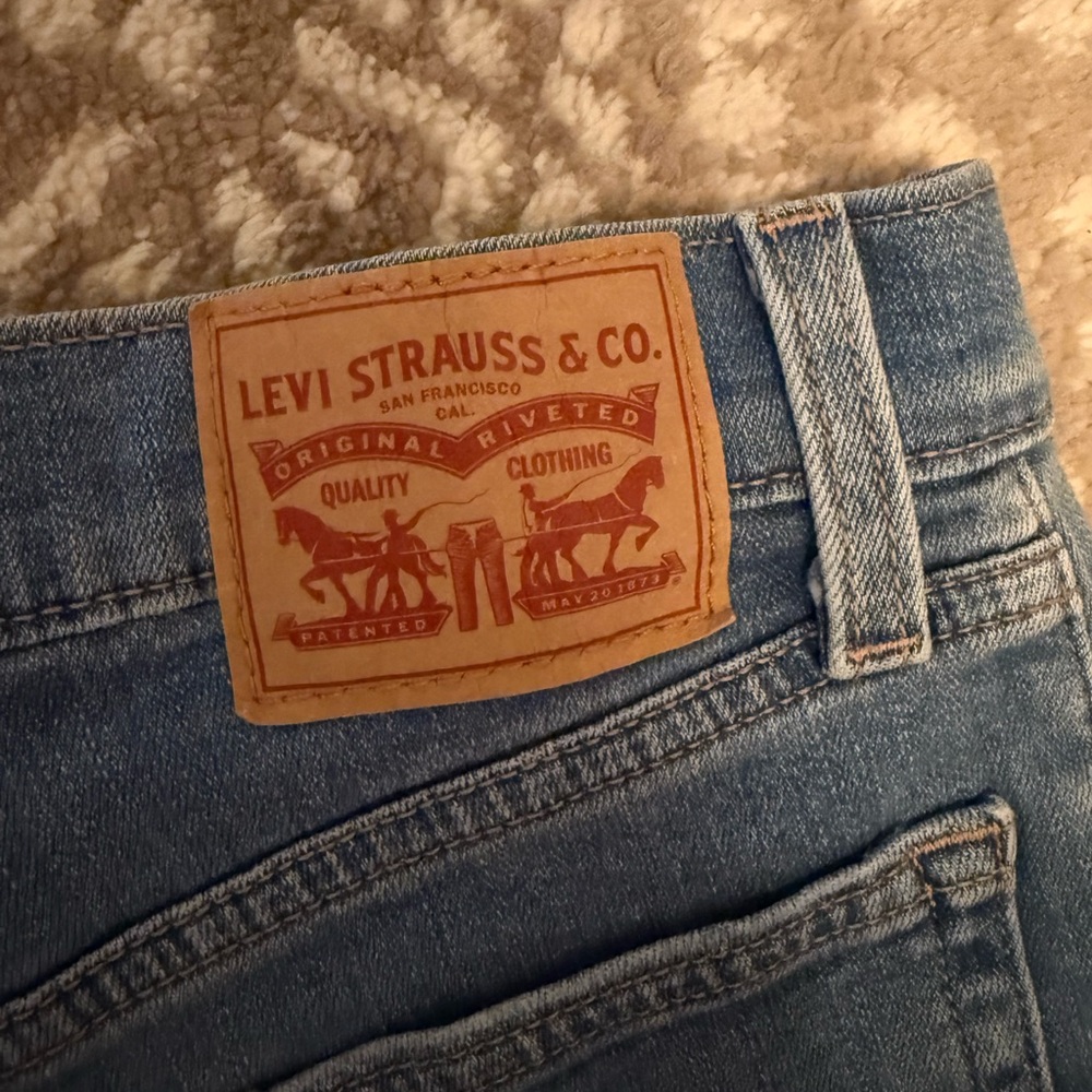 Levi’s High Rise Shorts - Picture 4 of 6